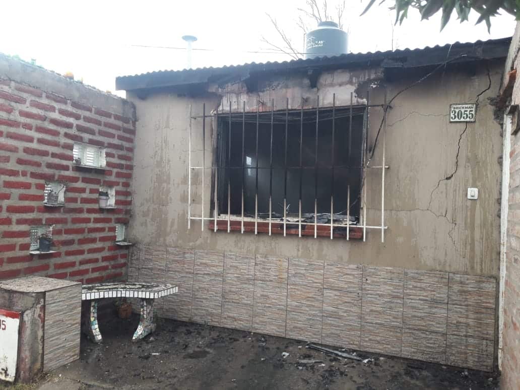 Se quedaron con lo puesto: Se incendió una casa en Brickman al 3000