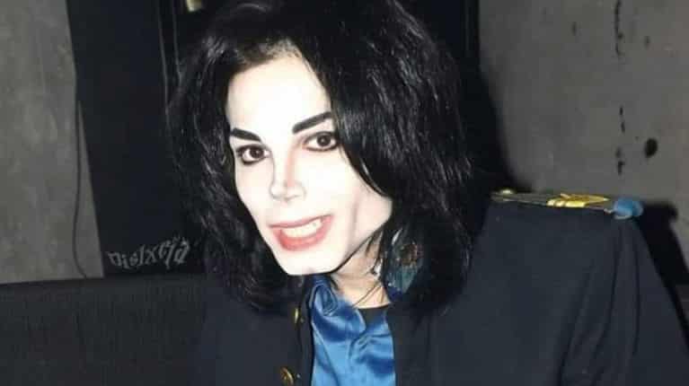 Es el imitador argentino de Michael Jackson, lo confundieron con Felipe Petinatto y le pegaron
