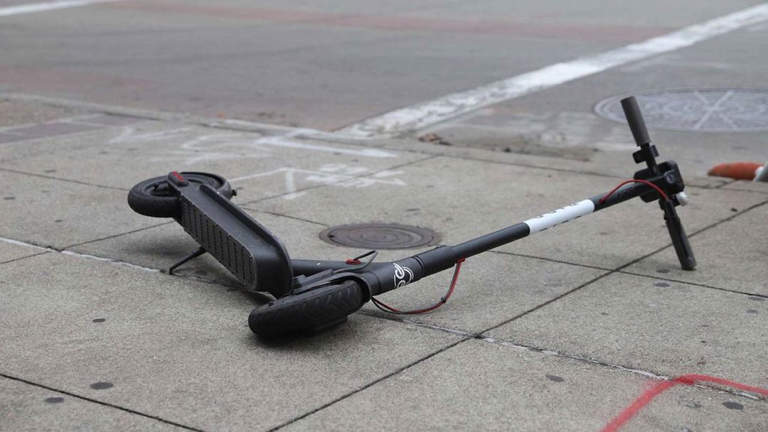Detuvieron a un agente de la Policía Federal: iba en monopatín, tuvo un incidente vial, y amenazó con su arma