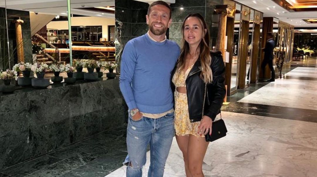 Papu Gómez bromeó con un posteo y se hizo viral: “Cómo se viste ella/dónde la voy a llevar a comer”