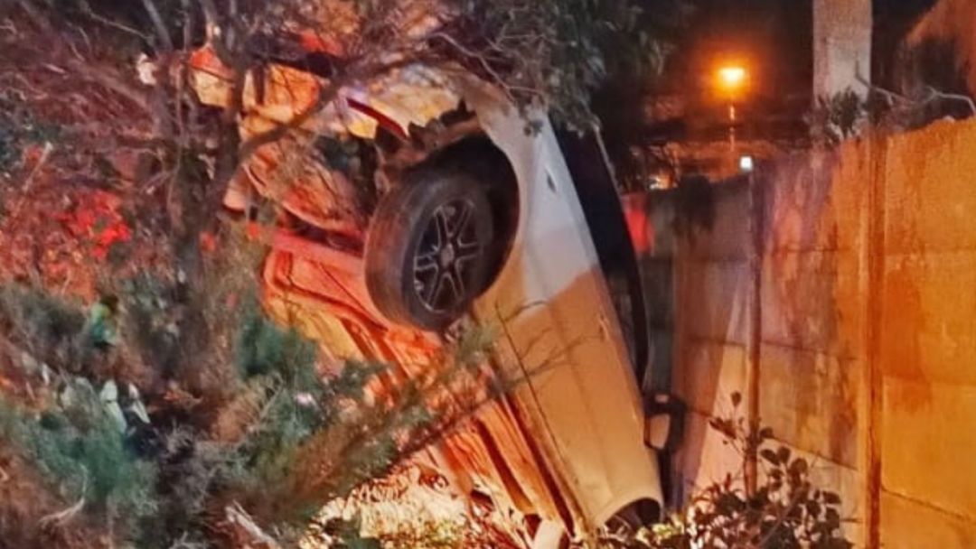 Manejaba alcoholizado, perdió el control de su auto y terminó arriba de un árbol