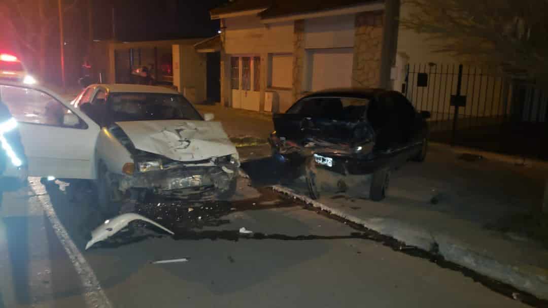 Manejaba borracho y chocó contra un auto estacionado: su acompañante terminó hospitalizada