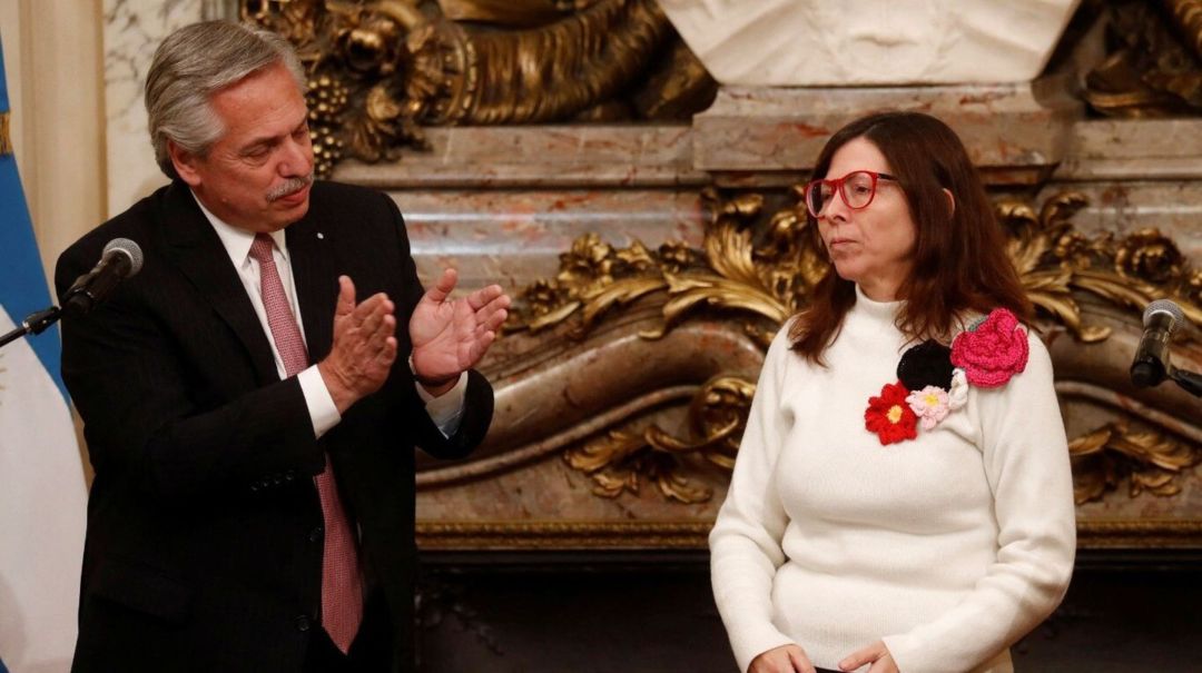 Tras los pases a planta, el Gobierno oficializó la prohibición para contratar empleados en el Estado
