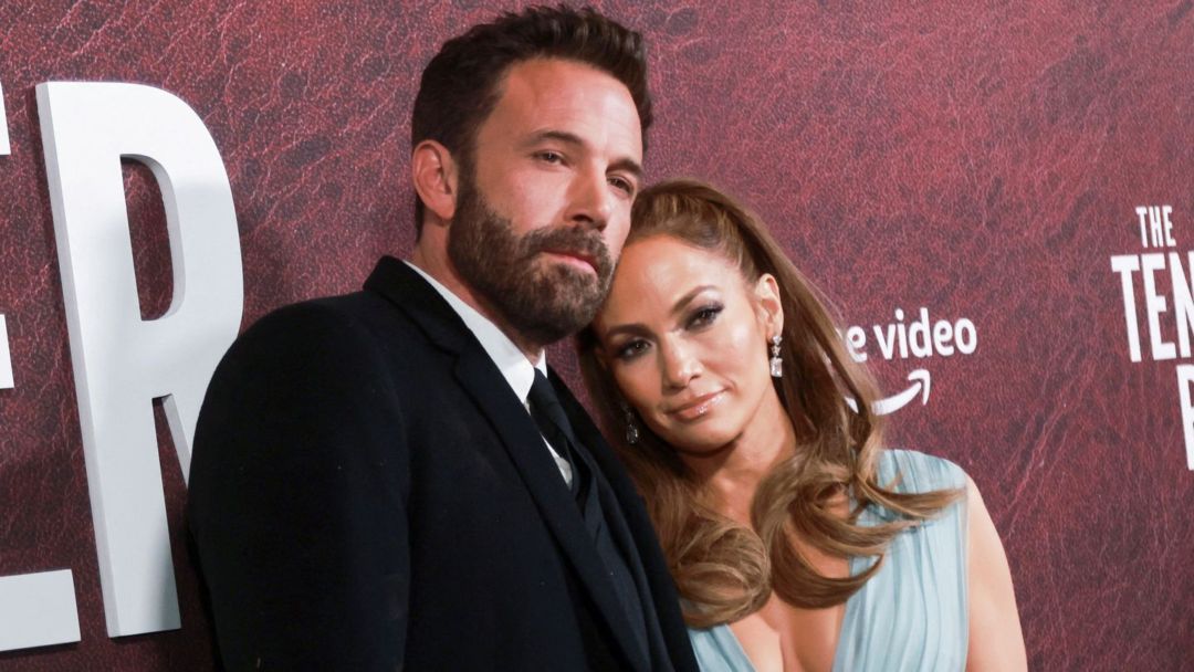 Desde la cama, Jennifer Lopez mostró la intimidad de su noche de bodas con Ben Affleck: “¡Sadie!”