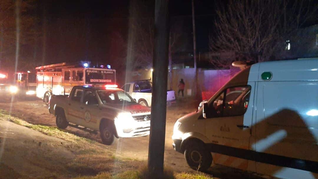 Una familia cocinaba en el fogón y se les prendió fuego el techo de su casa