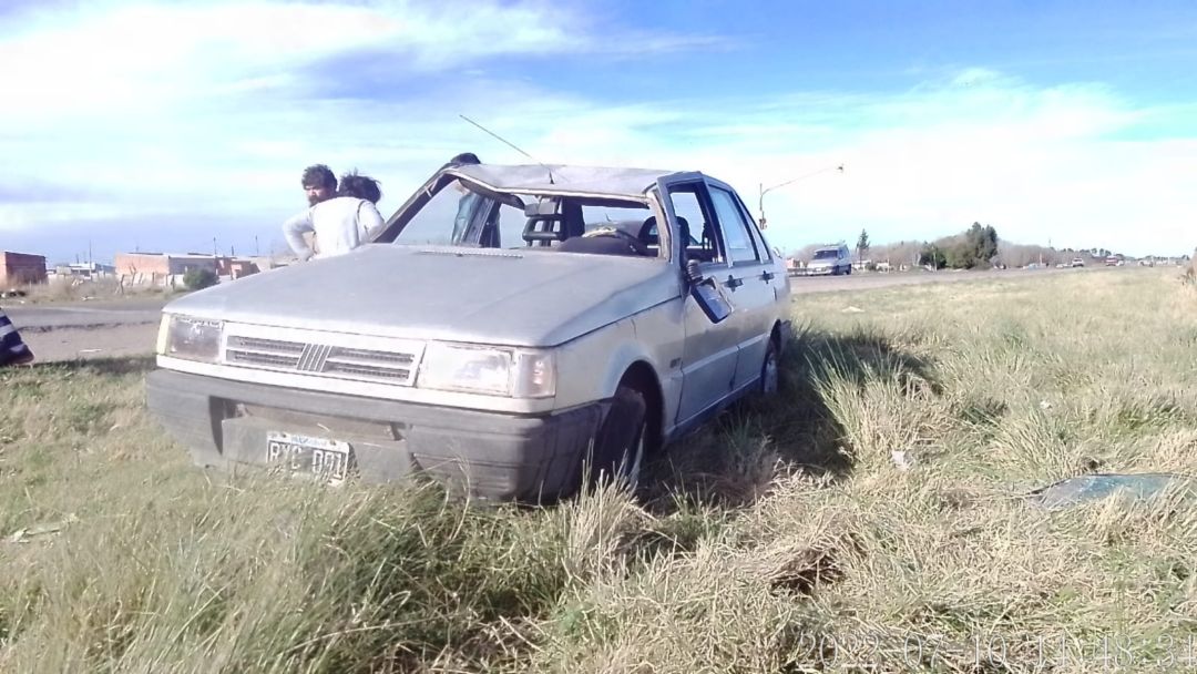 Manejaba totalmente borracho y terminó volcando su auto