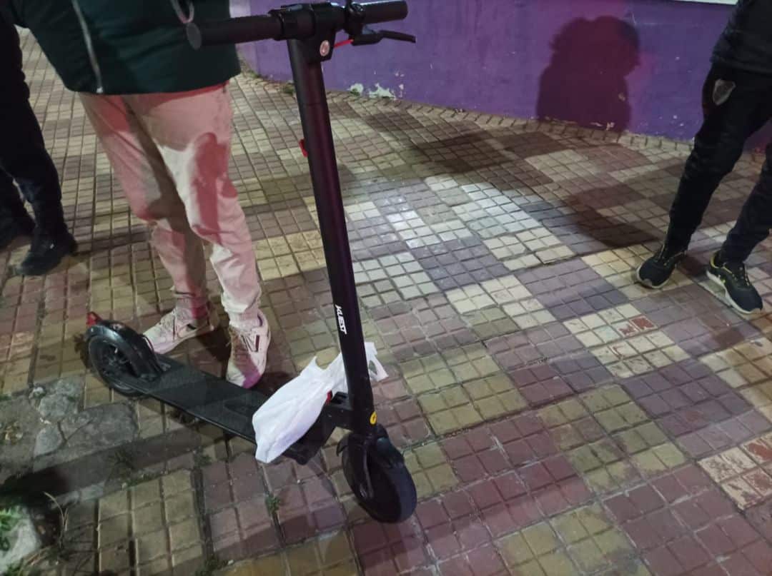 Un motociclista chocó contra un monopatín eléctrico y terminó en un hospital