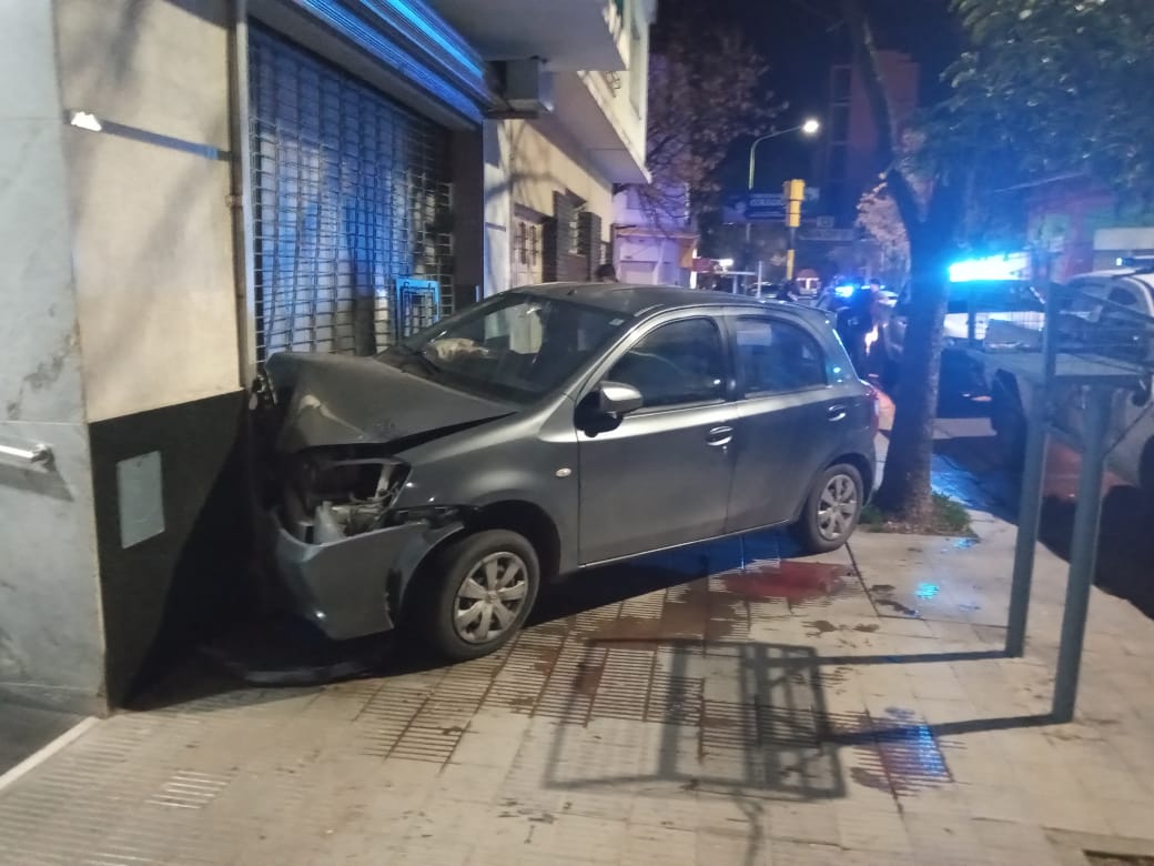 Perdió el control de su auto e impactó contra un comercio en el macrocentro