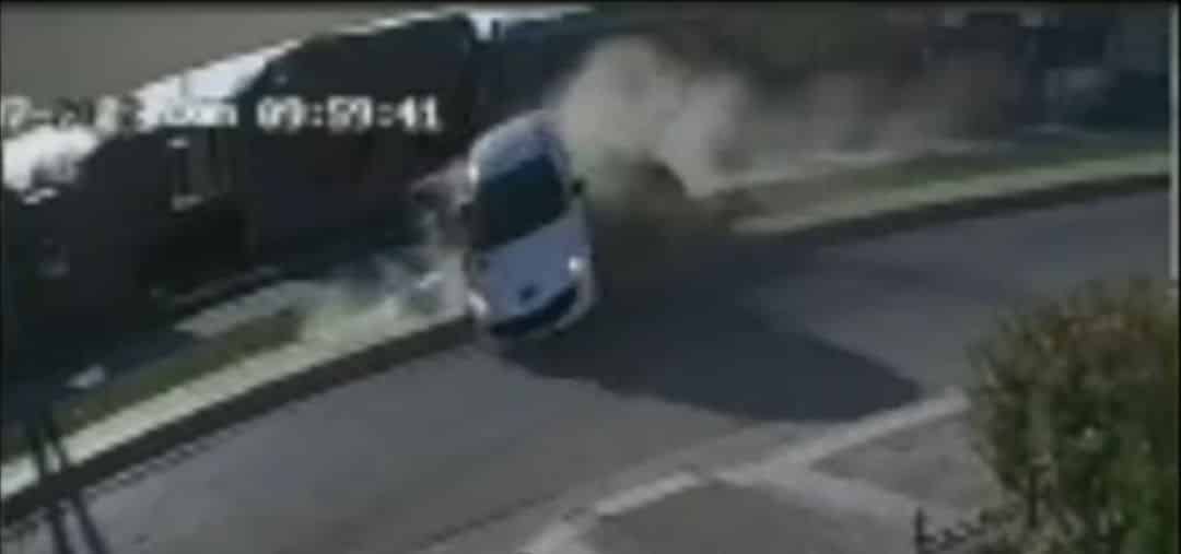 Punta Alta: perdió el control de su vehículo, derribó una farola y se cruzó de carril