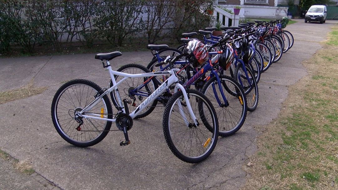 Se entregaron 11 bicicletas como beca a estudiantes de la UNS