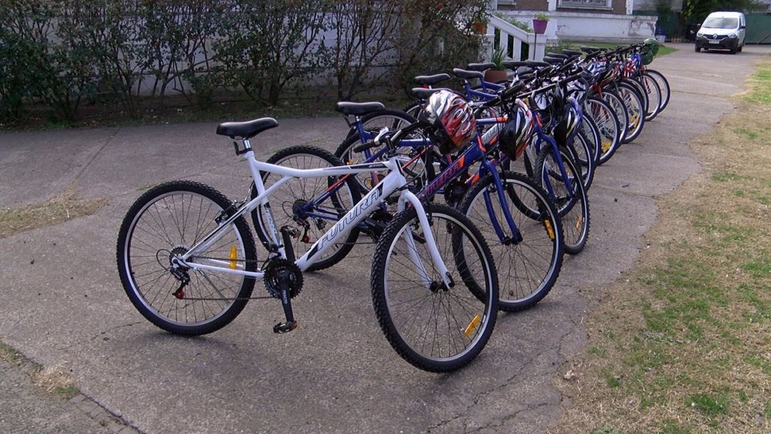 Paseo en bicicleta por espacios públicos de la ciudad