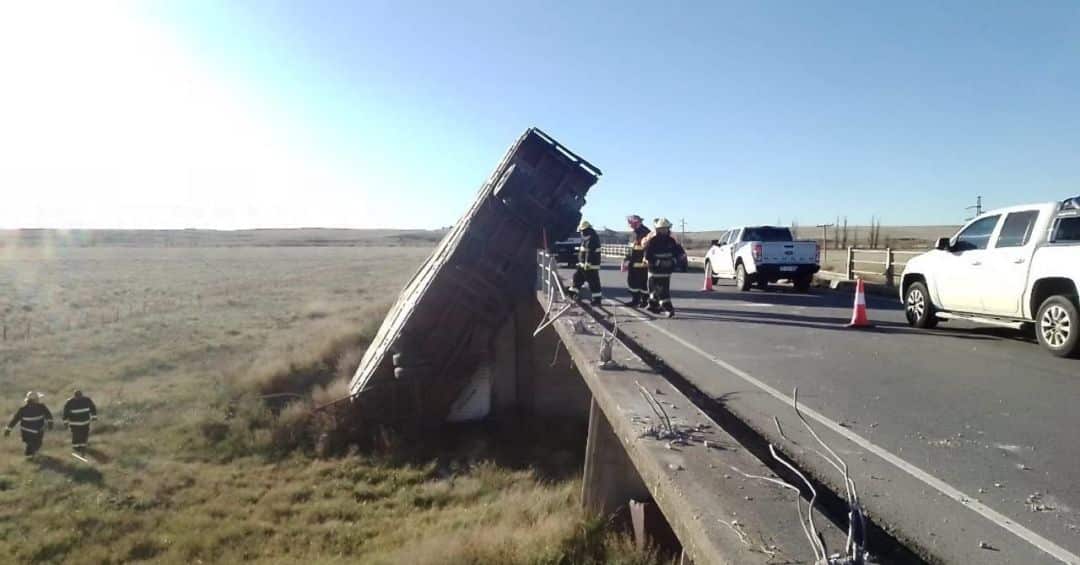 Un camión se accidentó en la Ruta 51 y quedó colgando de un puente