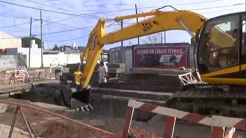 Se hacen trabajos de limpieza de desagües pluviales en Godoy Cruz al 500