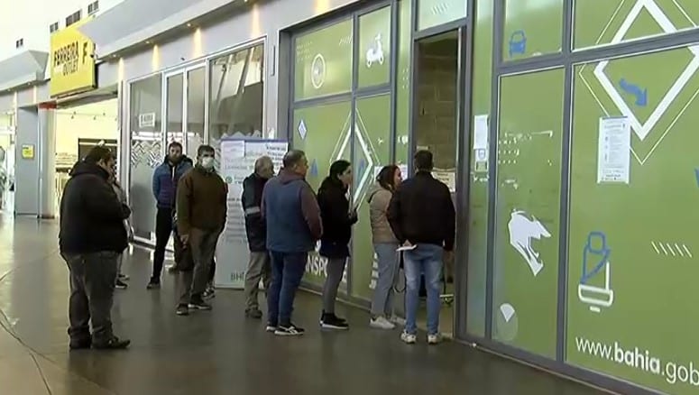 Largas filas en las oficinas de tránsito: los vecinos intentan conseguir un turno