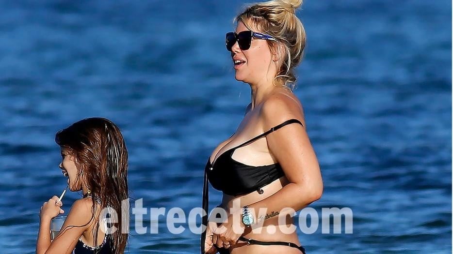 Las fotos de Wanda Nara sorprendida por un paparazzi en el mar de Ibiza durante sus vacaciones