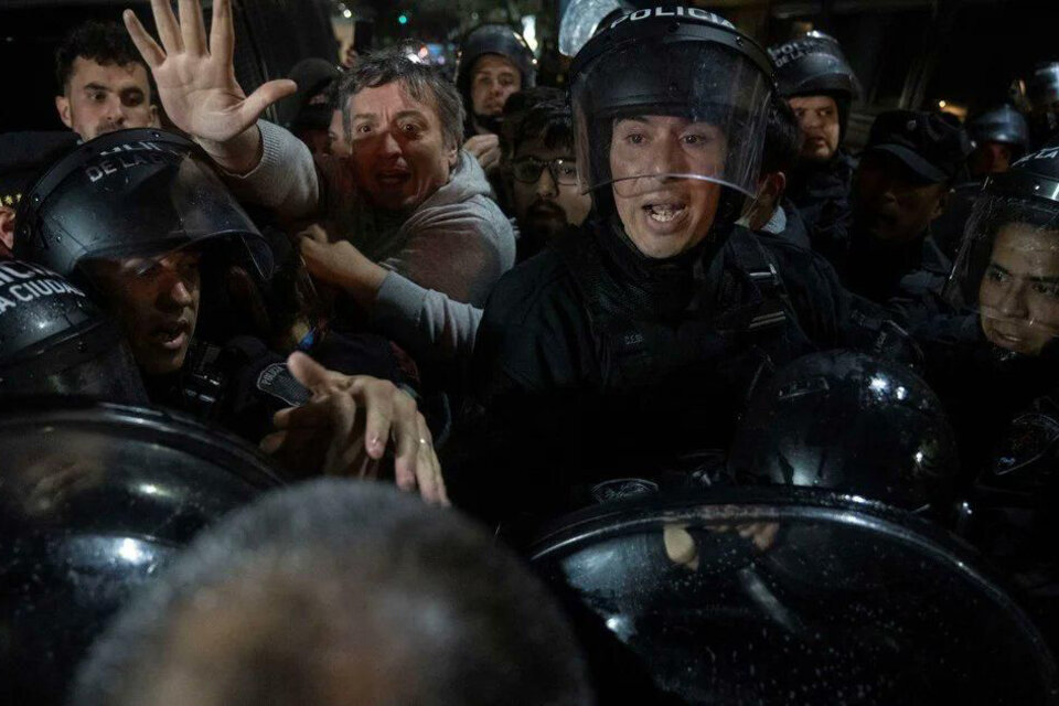 Entre insultos y empujones, policías de la Ciudad le impidieron al diputado Máximo Kirchner ingresar al domicilio de su madre