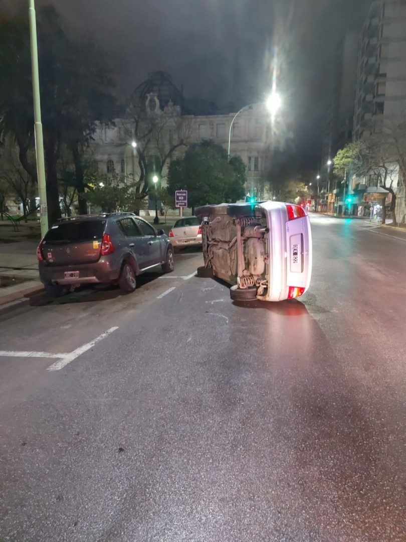 Conductor alcoholizado chocó un auto estacionado y volcó