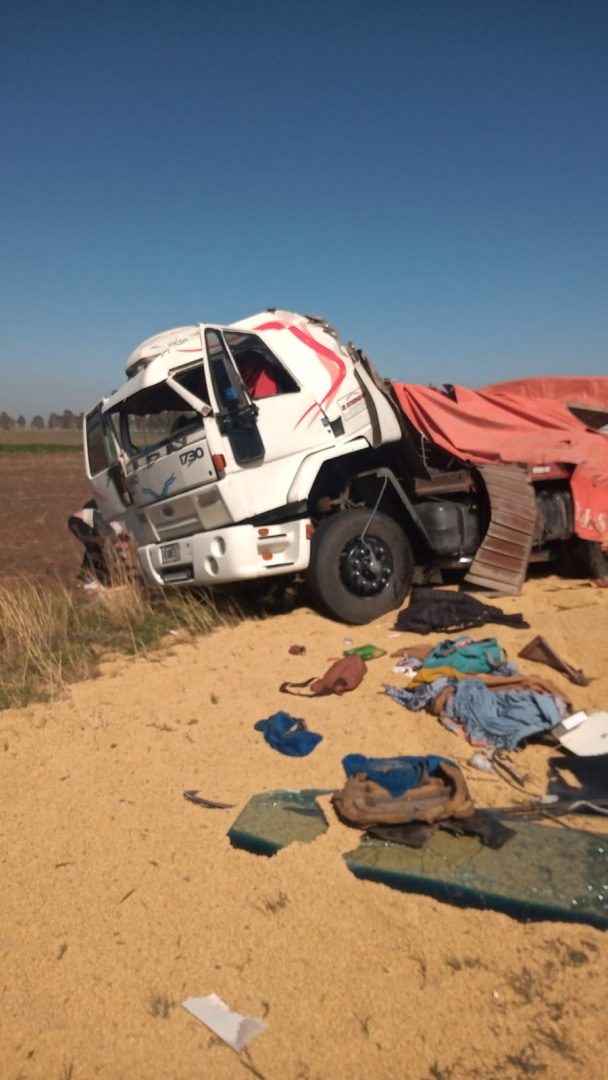 Liberan Ruta 51, tras el vuelco de un camión