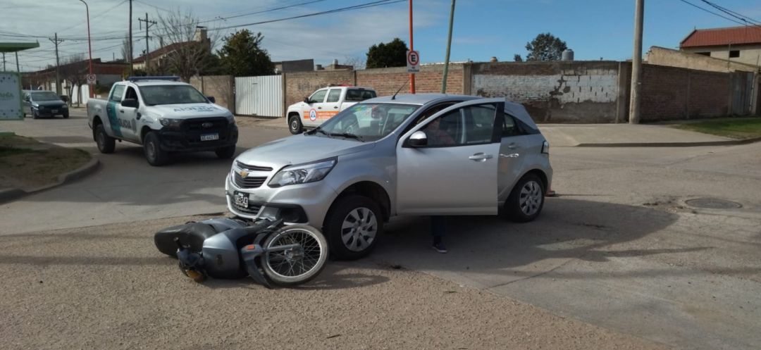 Una mujer asistida tras la colisión de auto y moto en barrio Villa Italia