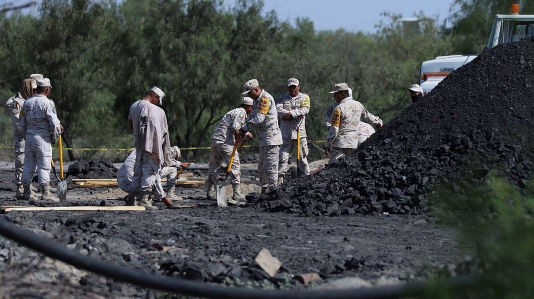 Desesperada búsqueda de 10 mineros que están atrapados y sin comunicación hace más de 34 horas