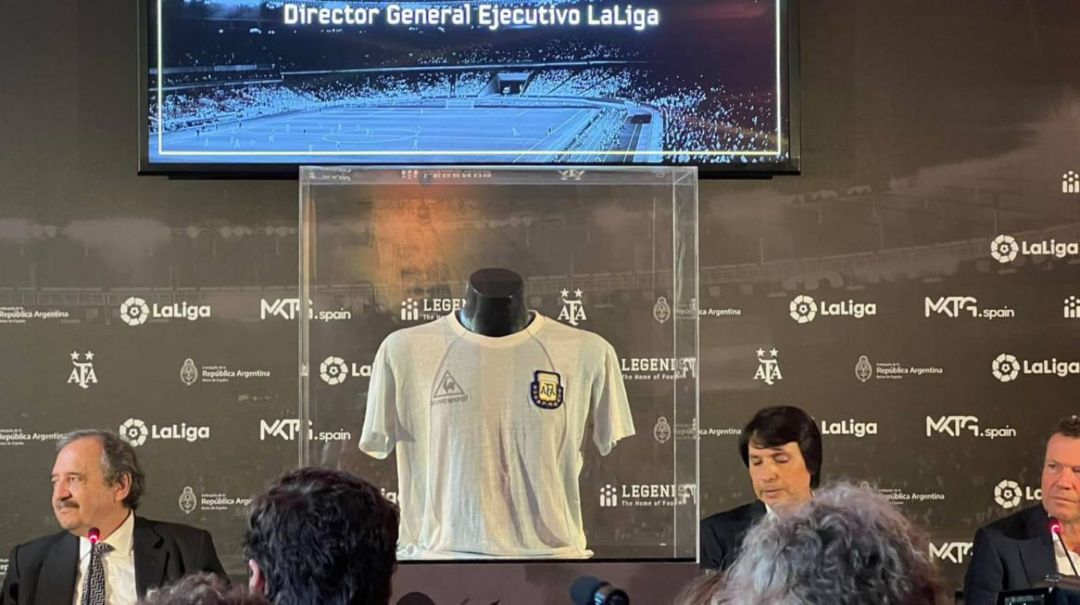 La camiseta con la que Maradona jugó la final del ‘86 vuelve a la Argentina tras una generosa donación