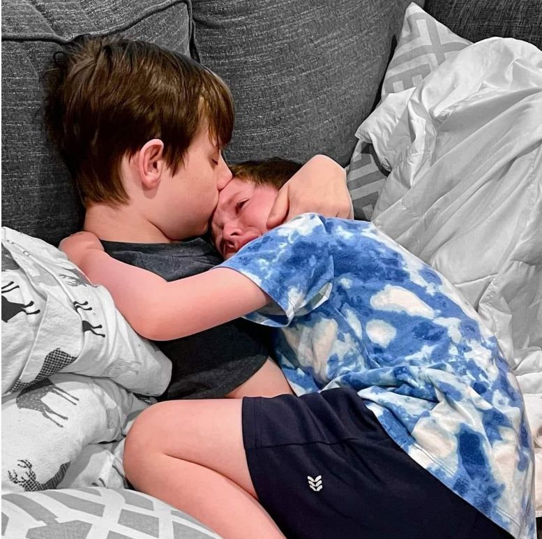 Ian tiene 15 años, sabe que morirá de cáncer y contuvo a su hermano menor con un abrazo que conmovió al mundo