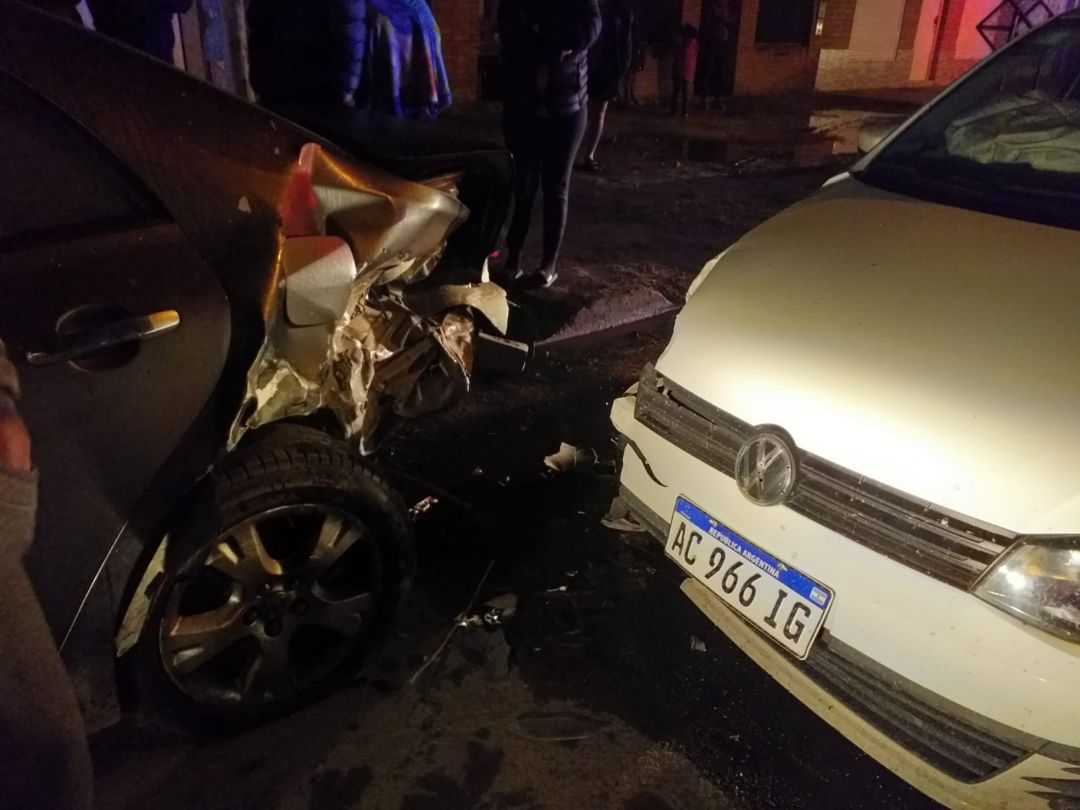 Manejaba borracho y chocó contra un auto estacionado