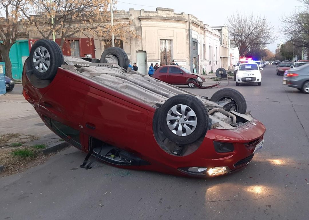 Un auto terminó volcando tras un fuerte choque
