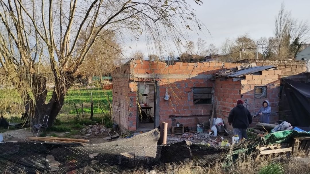 Por el temporal, salieron de su casa, se les voló el techo y les cayó encima