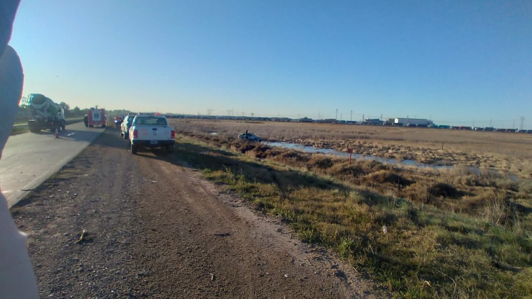 Asistieron a un hombre que volcó tras bajar el puente 5 de Abril