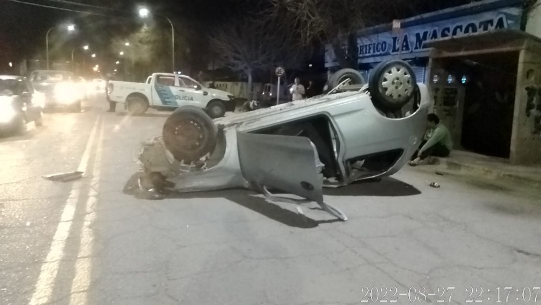 Un auto volcó en Avenida Colón al 2400