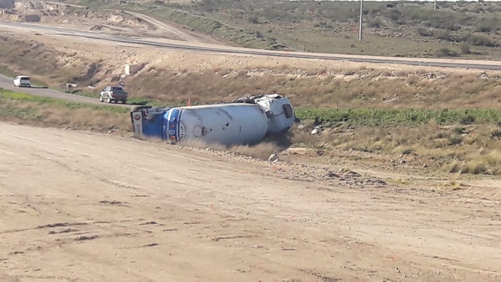 Un camión cargado con gas butano volcó en la ruta 33