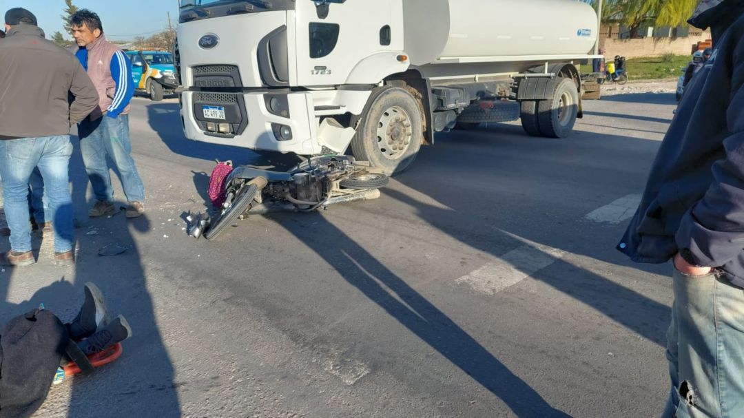 Un motociclista chocó contra un camión de la municipalidad y fue hospitalizado