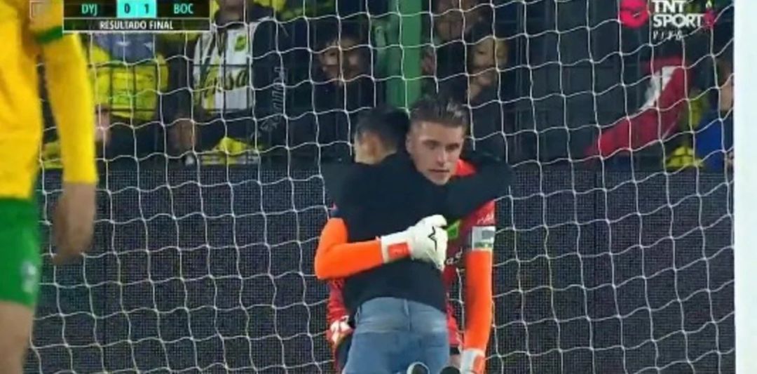 El conmovedor gesto de un niño que se acercó a consolar al arquero de Defensa, tras el gol de Boca