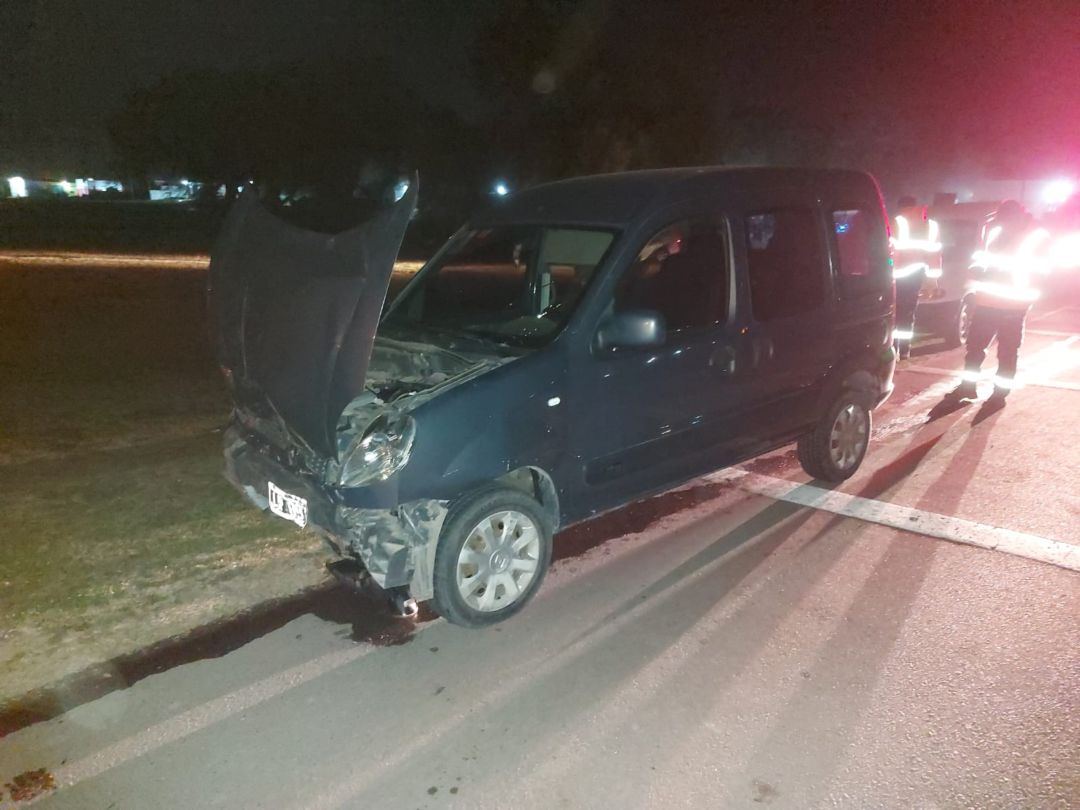 Fuerte choque entre dos autos en la ruta 3 y Charlone