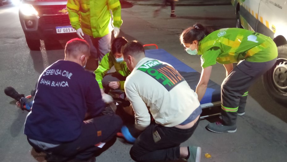 Un motociclista fue trasladado en código rojo tras un fuerte accidente