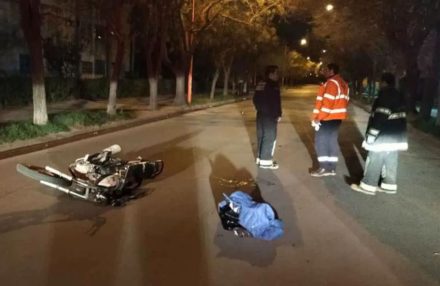 Un motociclista terminó hospitalizado tras chocar contra un taxi