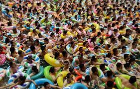 Caos en un parque acuático de China: miles de bañistas se amontonan en una pileta con sus flotadores