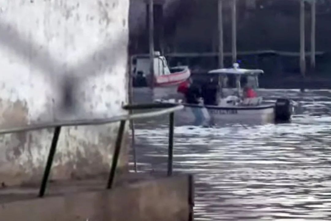 Manejaba borracho una lancha en el río Luján, chocó contra un bote y lo partió a la mitad: hay dos personas desaparecidas