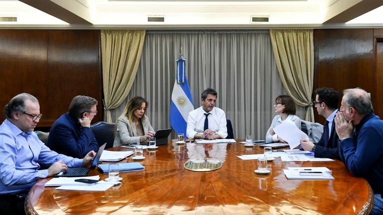 El Gobierno habilitaría la renuncia a los subsidios a las tarifas para quienes prefieran comprar dólar ahorro