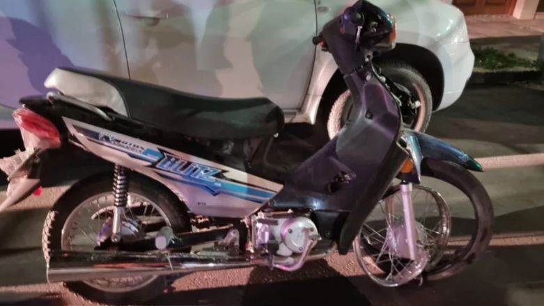 Un motociclista terminó herido tras chocar contra un auto estacionado