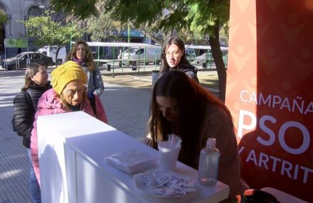 Control gratuito de la psoriasis en la Plaza Rivadavia