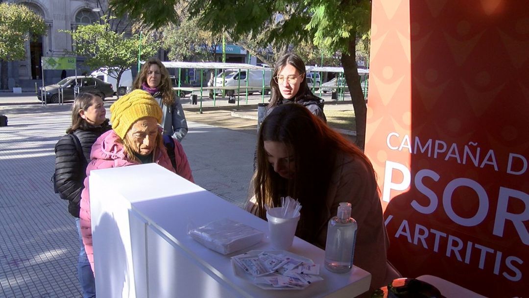 Control gratuito de la psoriasis en la Plaza Rivadavia