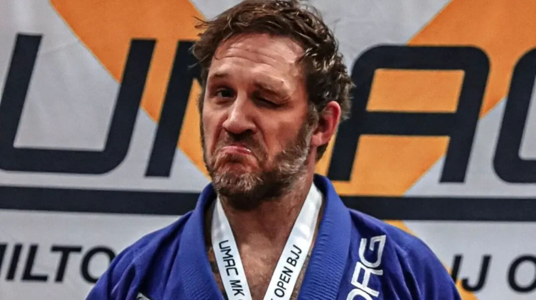 Tom Hardy apareció de incógnito en un torneo de Jiu-Jitsu y se llevó la medalla de oro