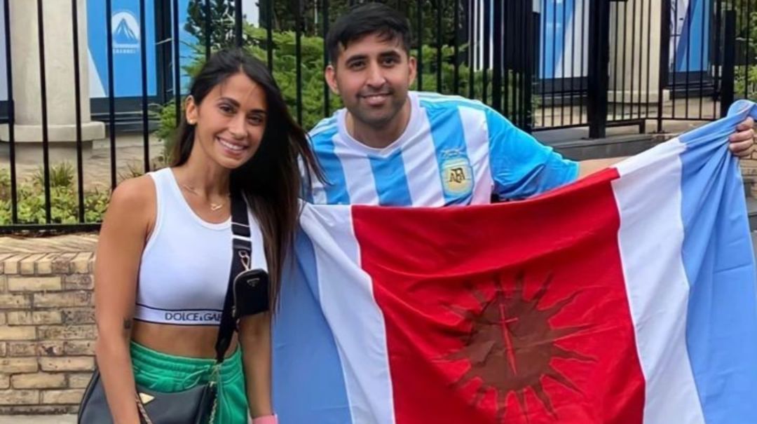 Llegó a la residencia de los Messi en París, llamó y lo atendió Antonela Roccuzzo: “Gracias por tu humildad”