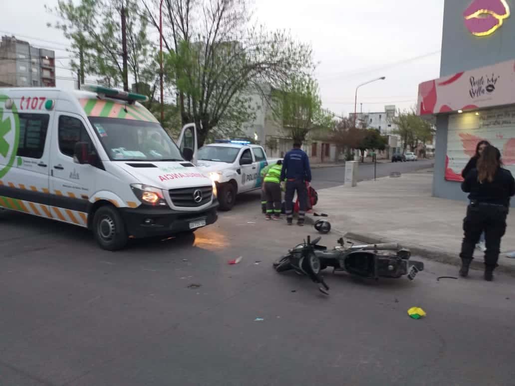 Chocó a un motociclista y se dio a la fuga