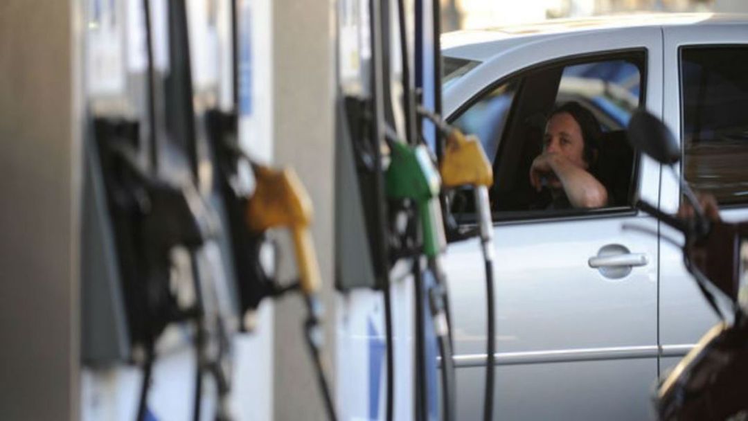 En medio de la falta de combustibles confirman que la nafta subirá a partir de mañana