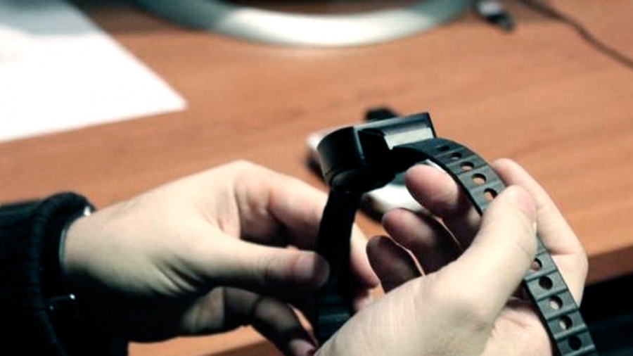 Detenido por violar arresto domiciliario, sacándose la pulsera electrónica