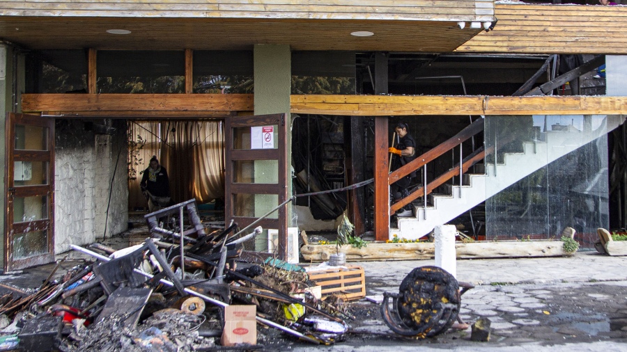 Cuatro heridos graves y 900 evacuados por el incendio de un edificio céntrico de Bariloche