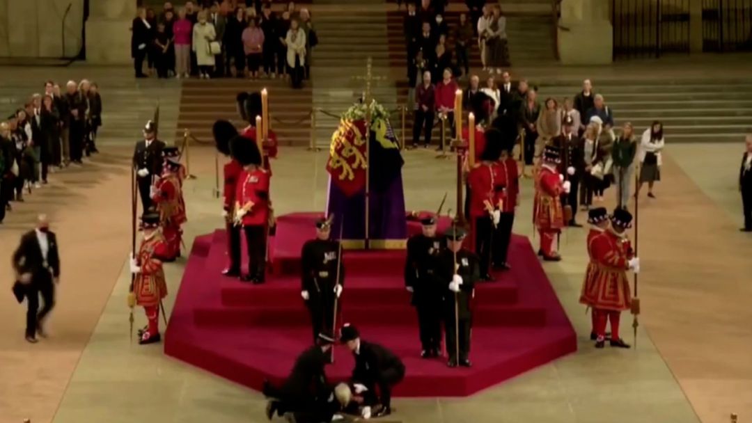 El momento en el que un guardia real se desmayó en plena capilla ardiente de la reina Isabel II